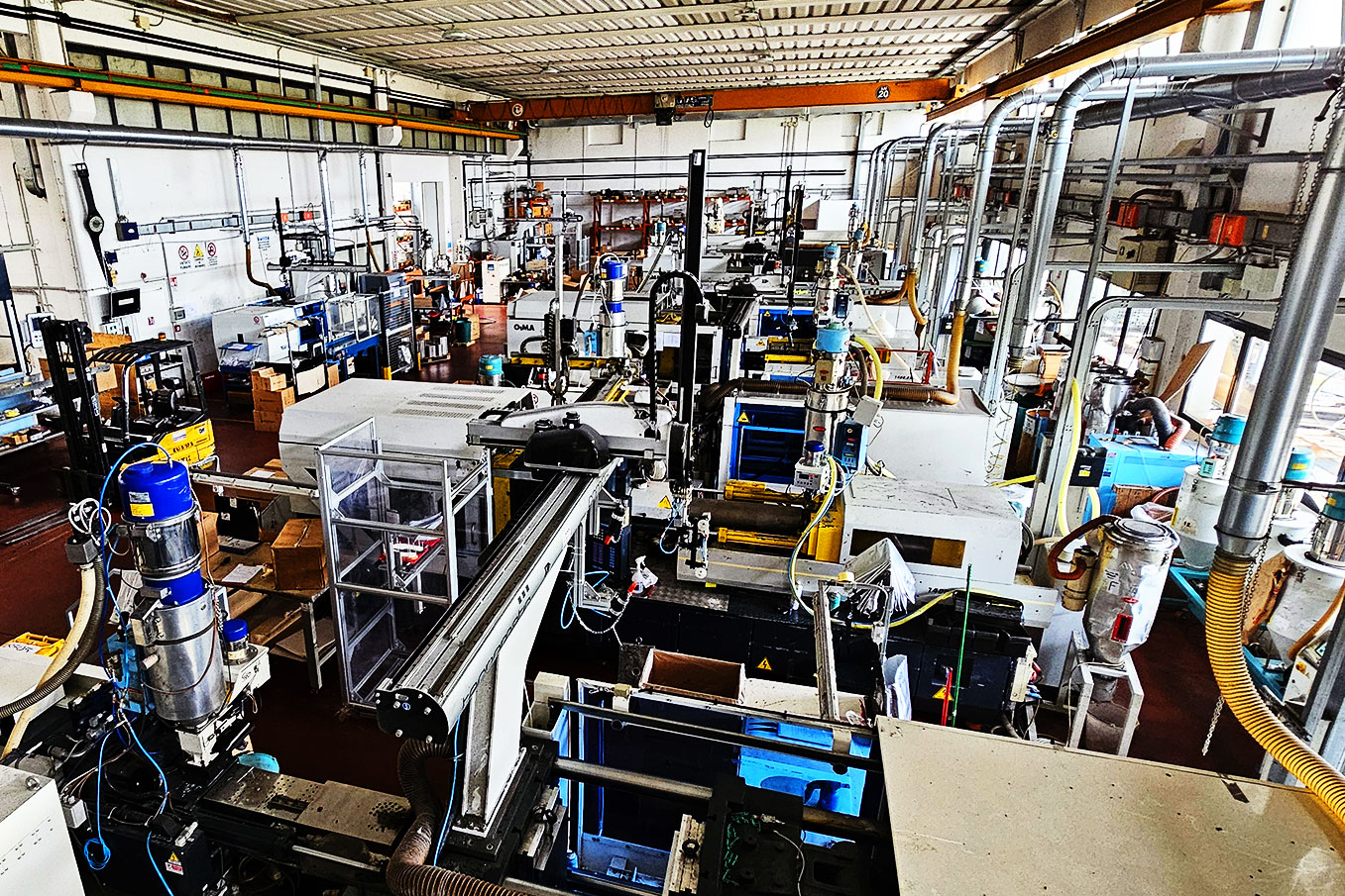 Azienda di stampaggio materie plastiche e calzature